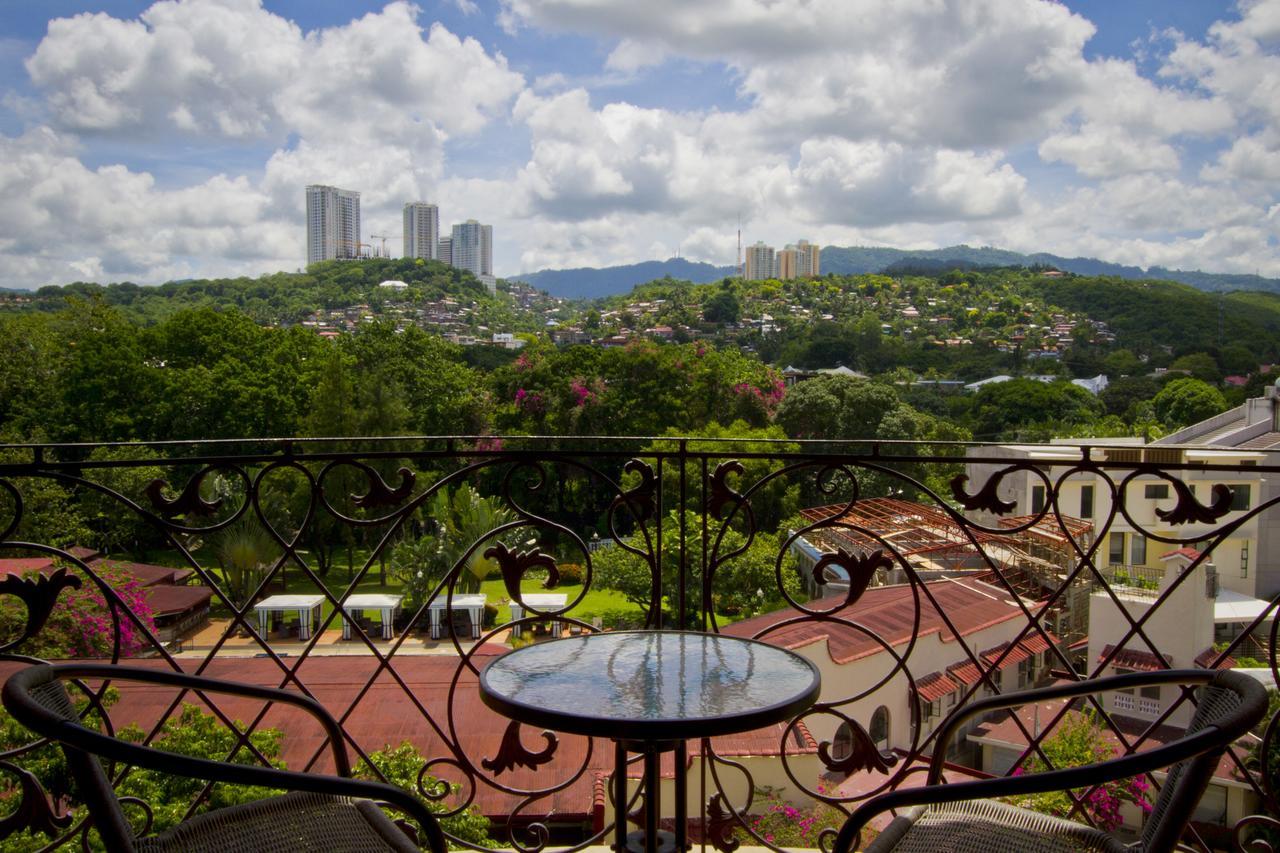 Sophia Suites Residence Hotel Cebu Exterior photo